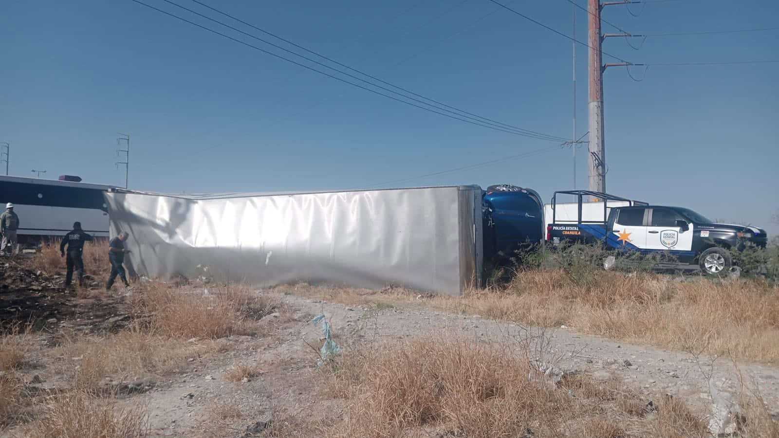 ´Acuesta´ camión cargado con toallitas