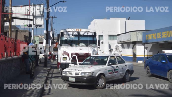 Choca camión con carro de alquiler