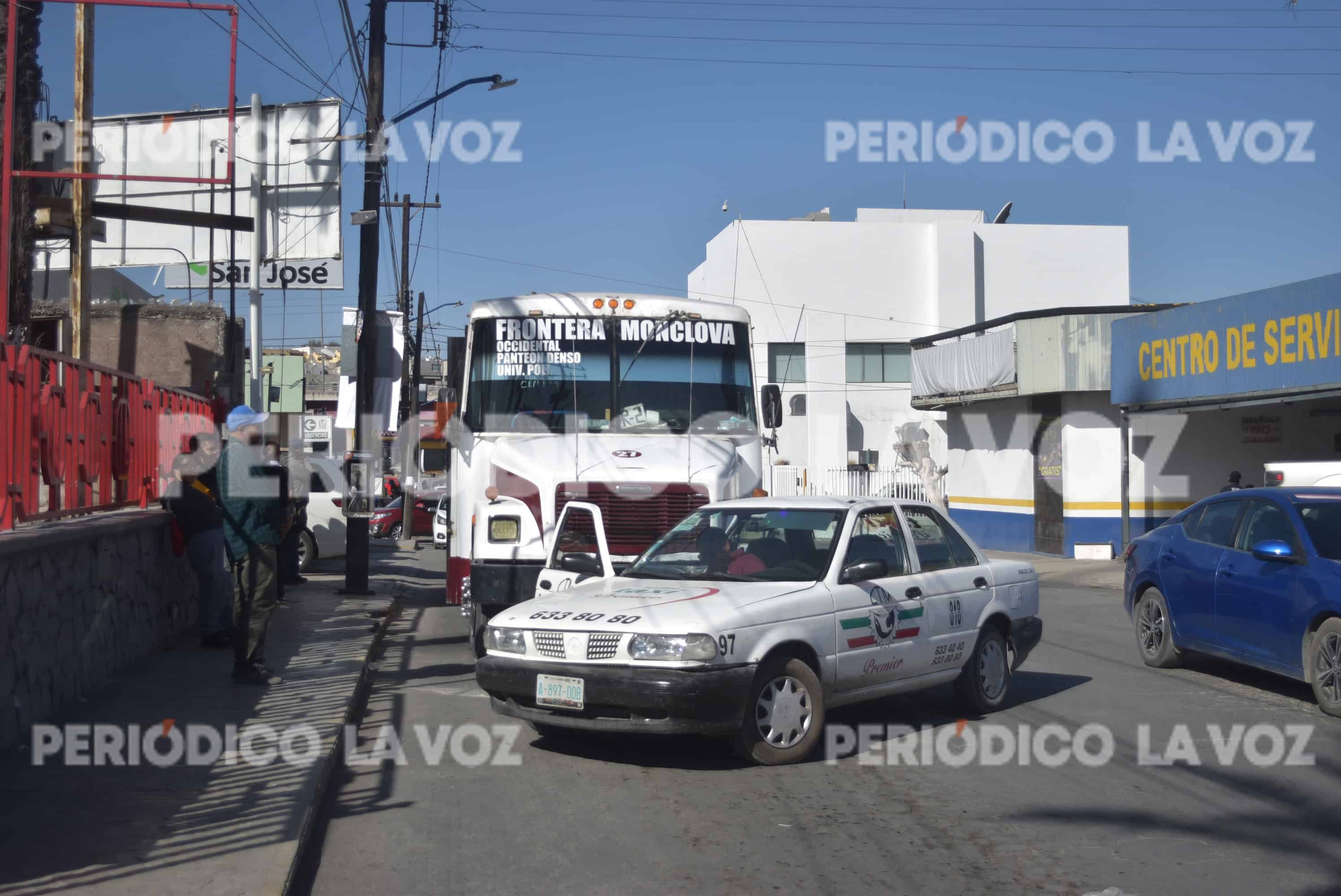 Choca camión con carro de alquiler