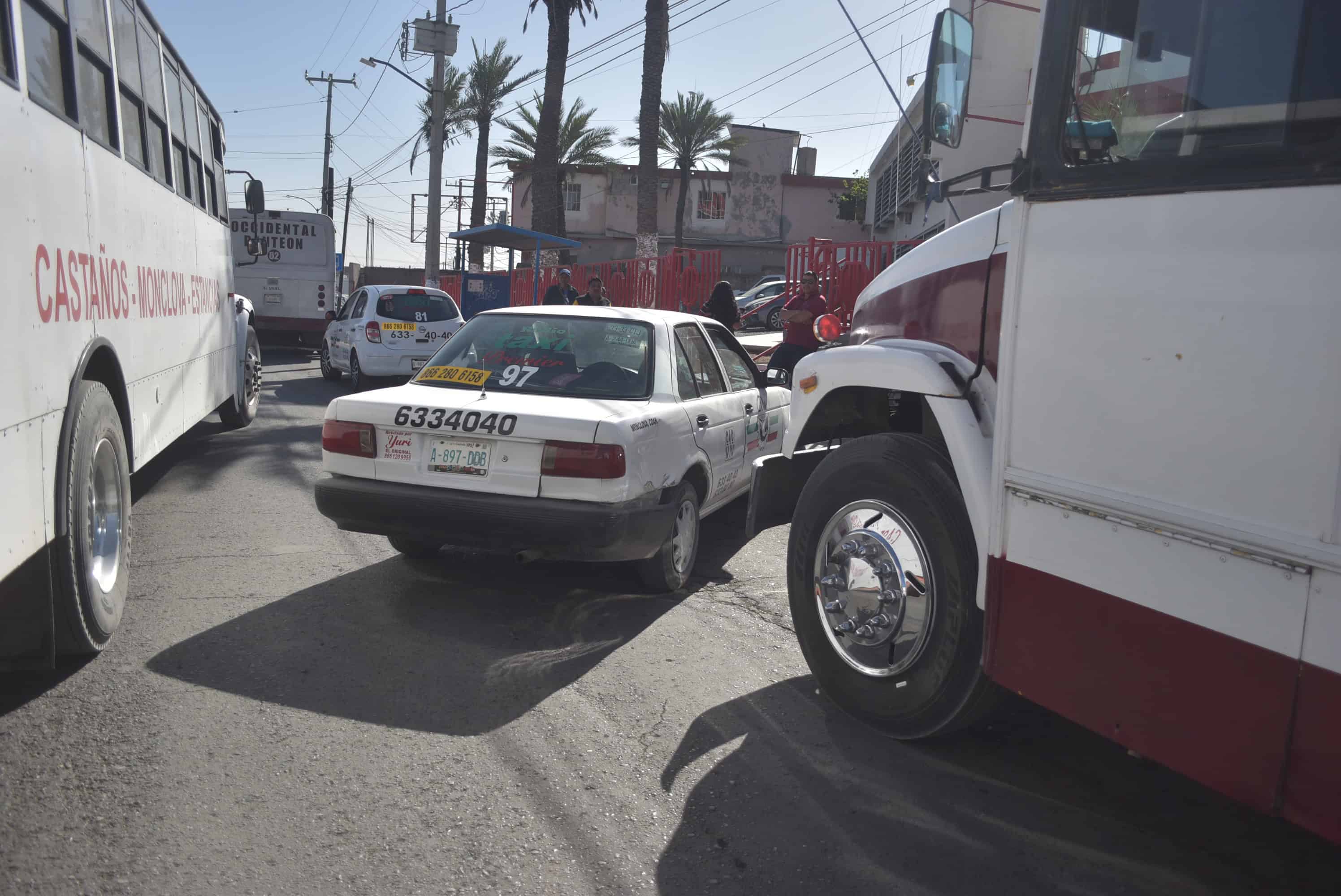 Choca camión con carro de alquiler