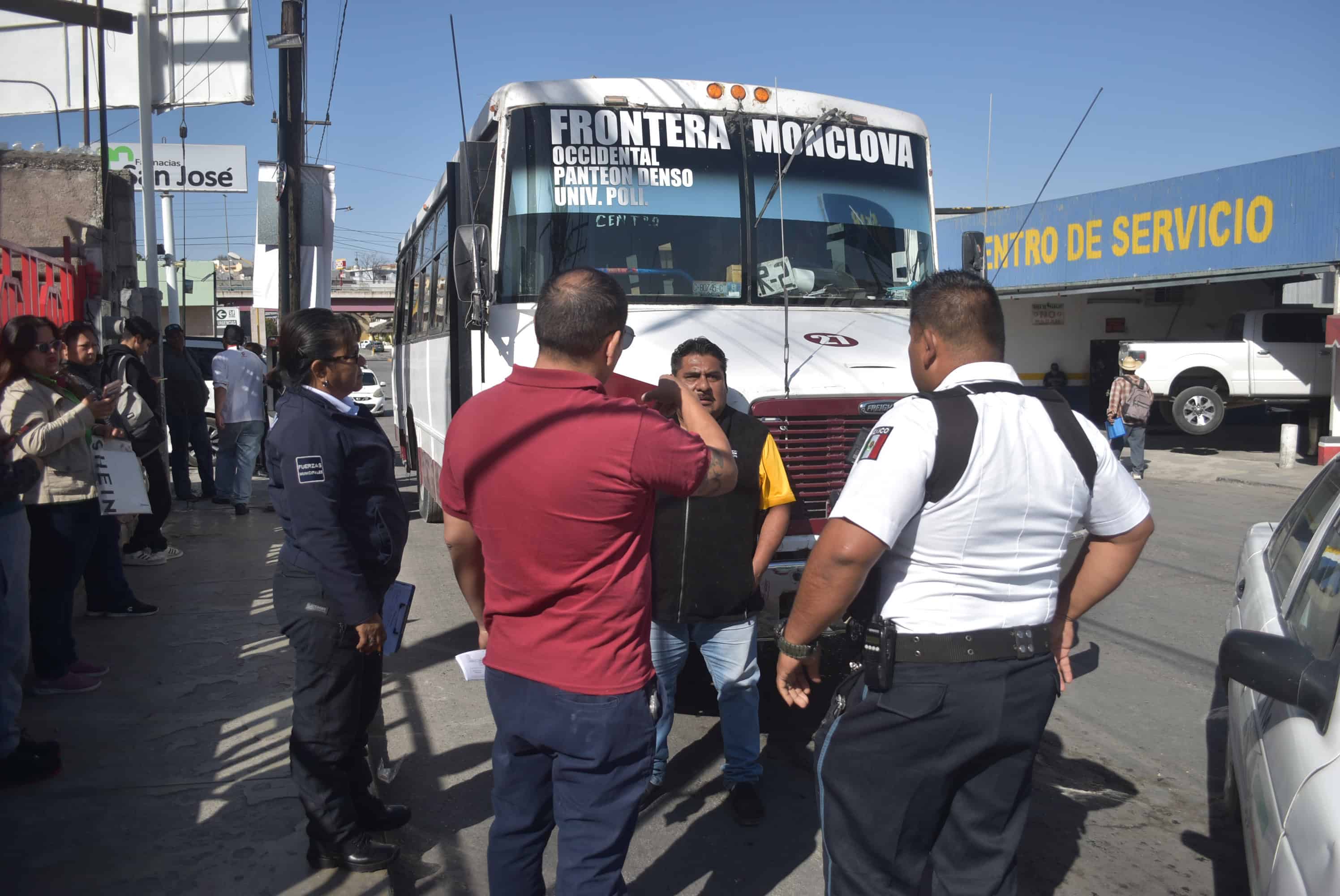 Choca camión con carro de alquiler