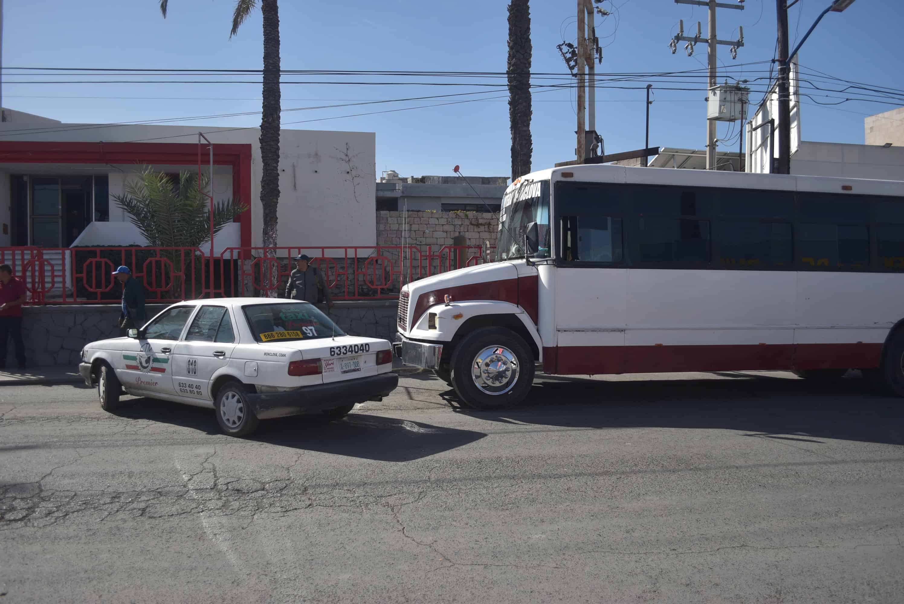 Choca camión con carro de alquiler