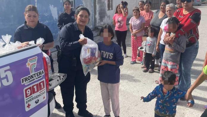 Policía Violeta y Policía Escolar entregan despensas a familias en Frontera