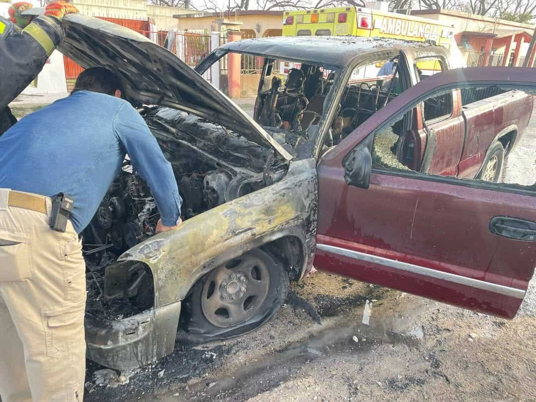 Se incendia camioneta en Zaragoza; pérdida total