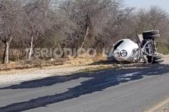 Vuelca Pipa Cargada con Gasolina cerca de San Buenaventura