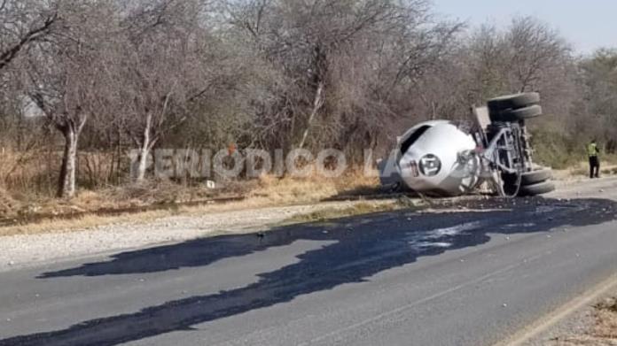 Vuelca Pipa Cargada con Gasolina cerca de San Buenaventura Vuelca Pipa Cargada con Gasolina cerca de San Buenaventura