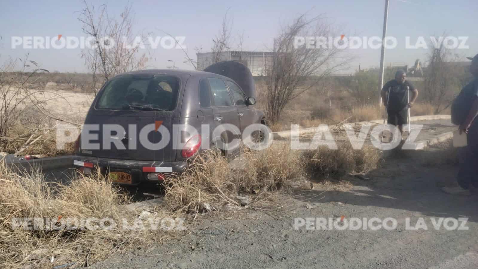 El auto terminó fuera del Libramiento Carlos Salinas de Gortari.