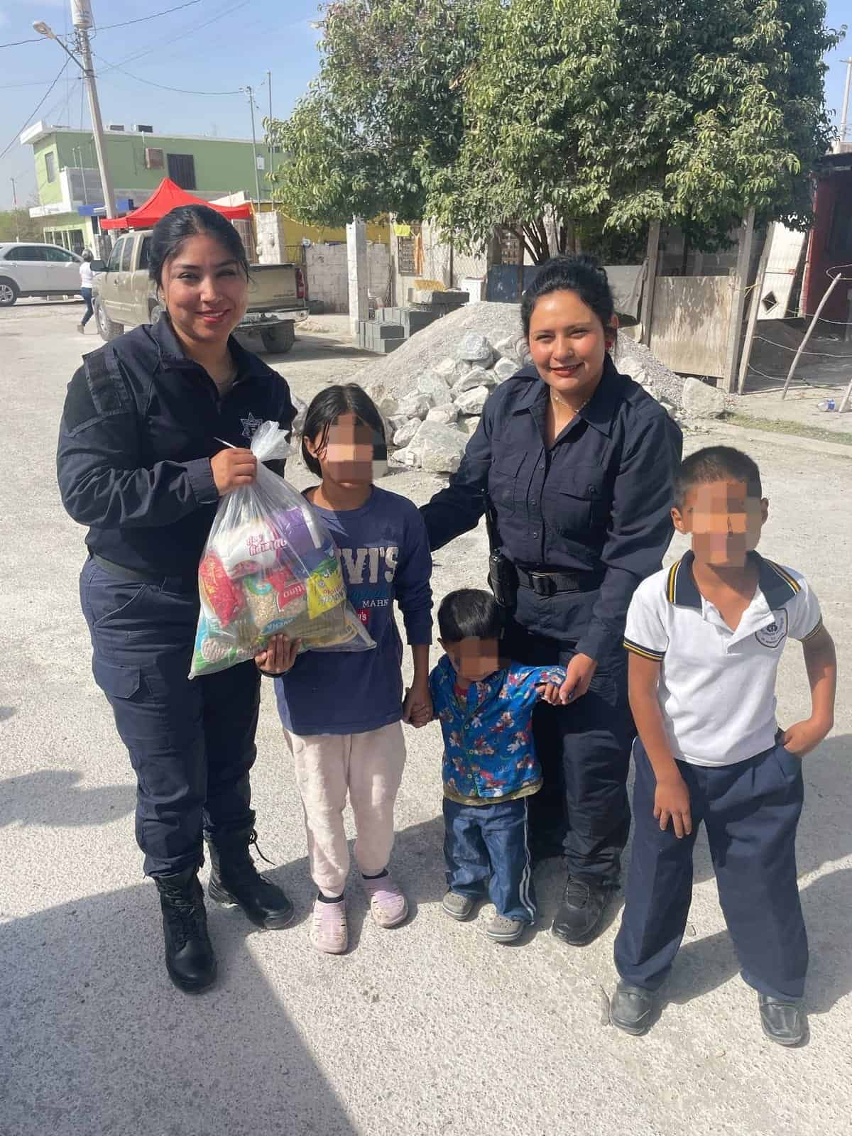 Entregan despensas a familias de Las Aves