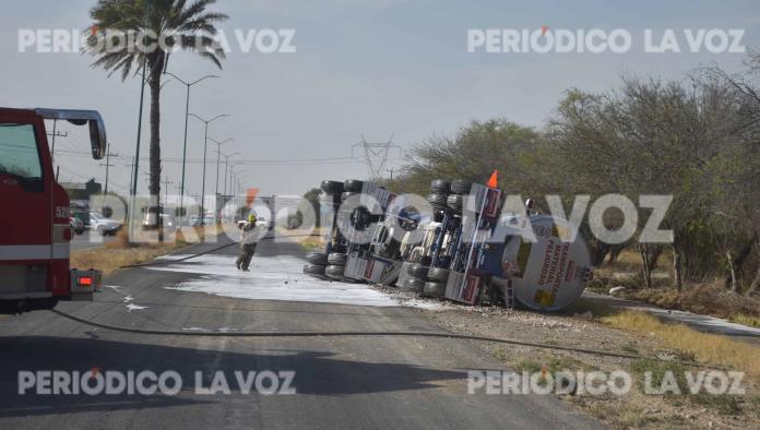 Vuelca pipa con combustible