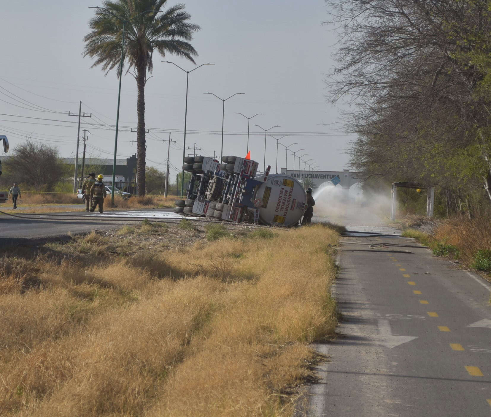 Vuelca pipa con combustible
