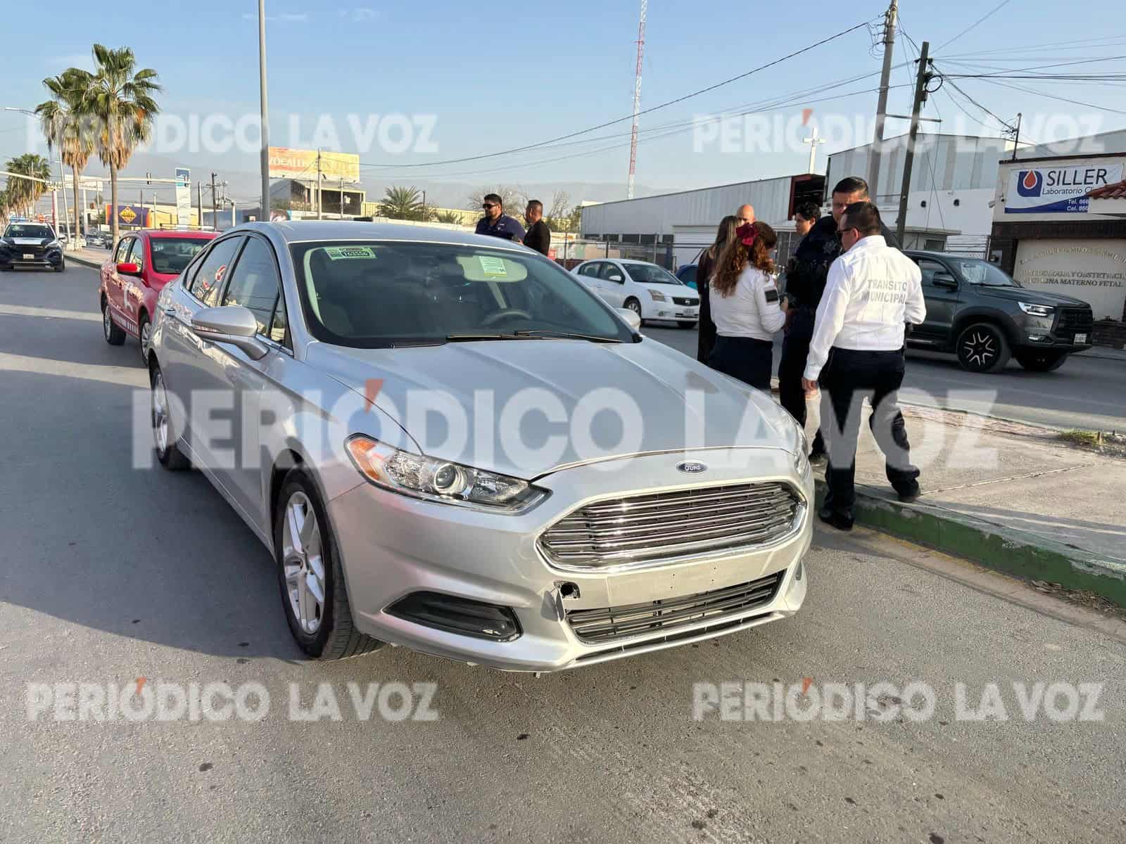 El Ford era conducido por Rosa María, quien no alcanzó a frenar a tiempo.