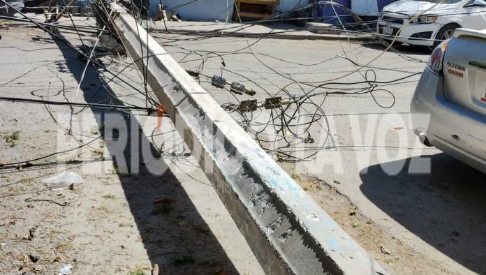 Derriba viento poste de CFE