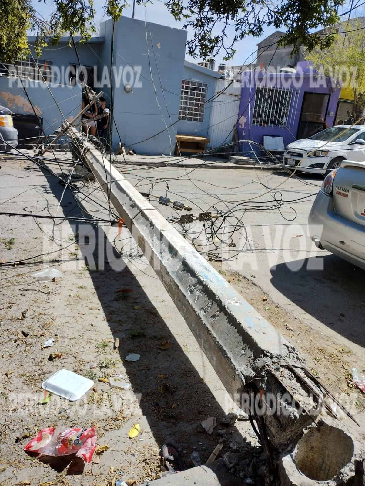 Derriba viento poste de CFE