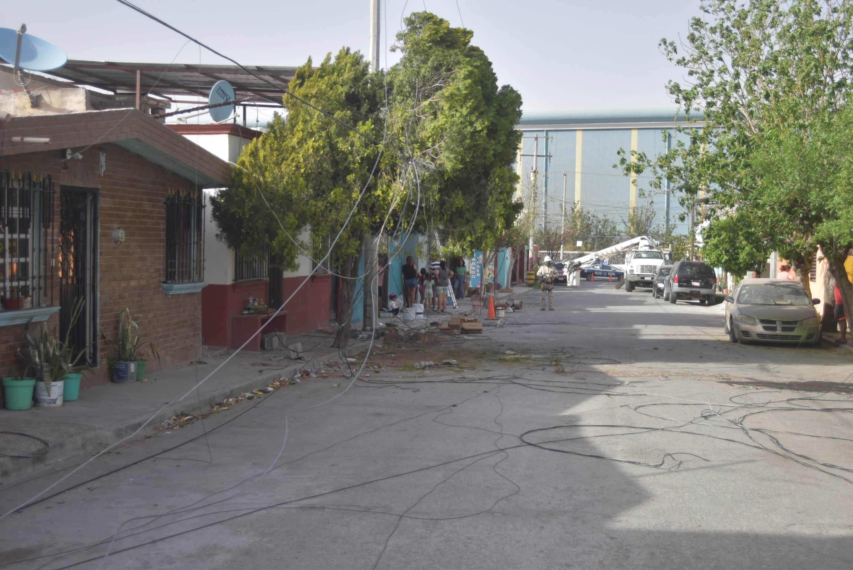 Derriba viento poste de CFE