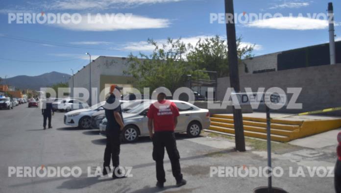 "Amagaba" poste caer sobre los policías