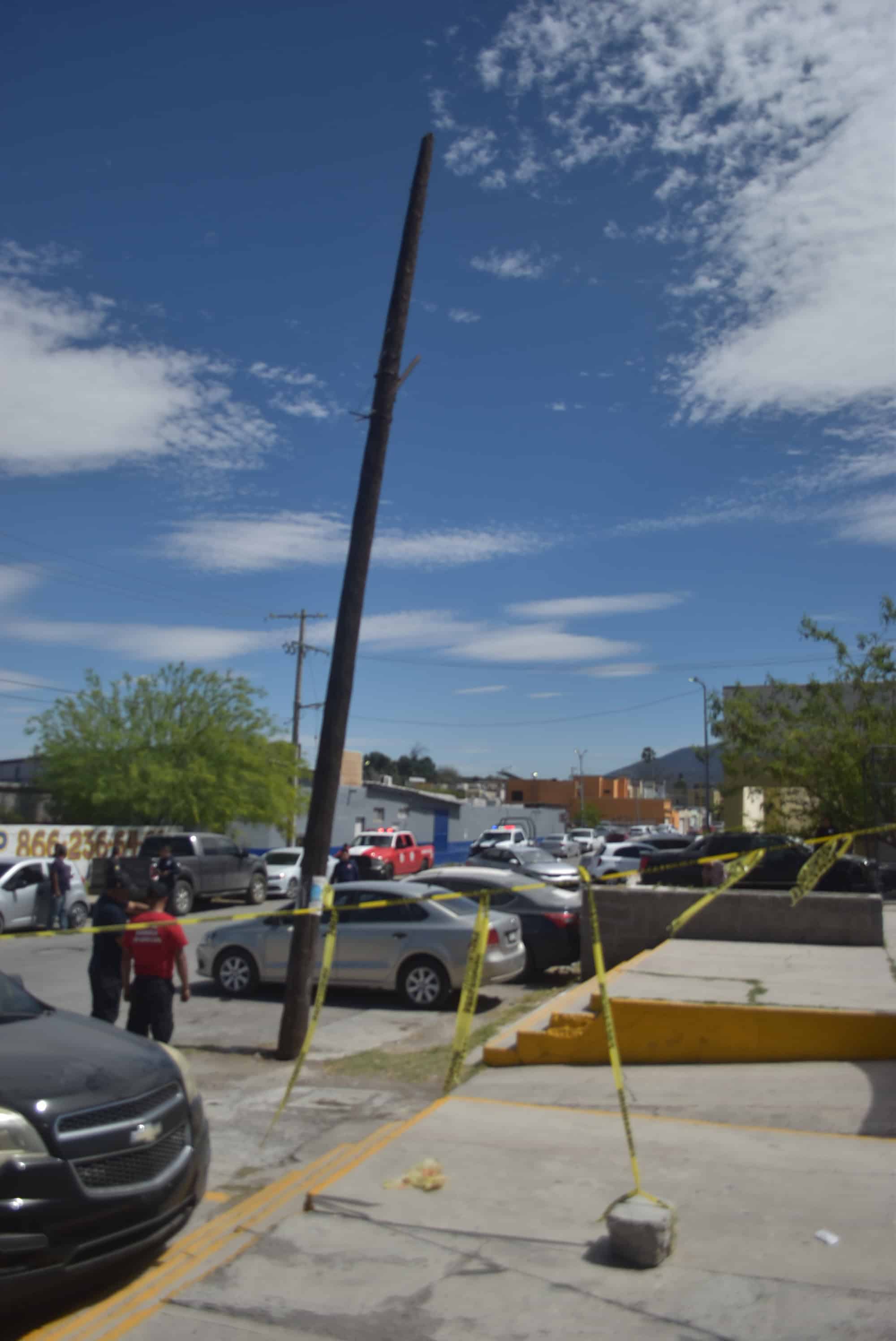 "Amagaba" poste caer sobre los policías