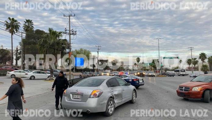 Choca auto, huye y lo atoran