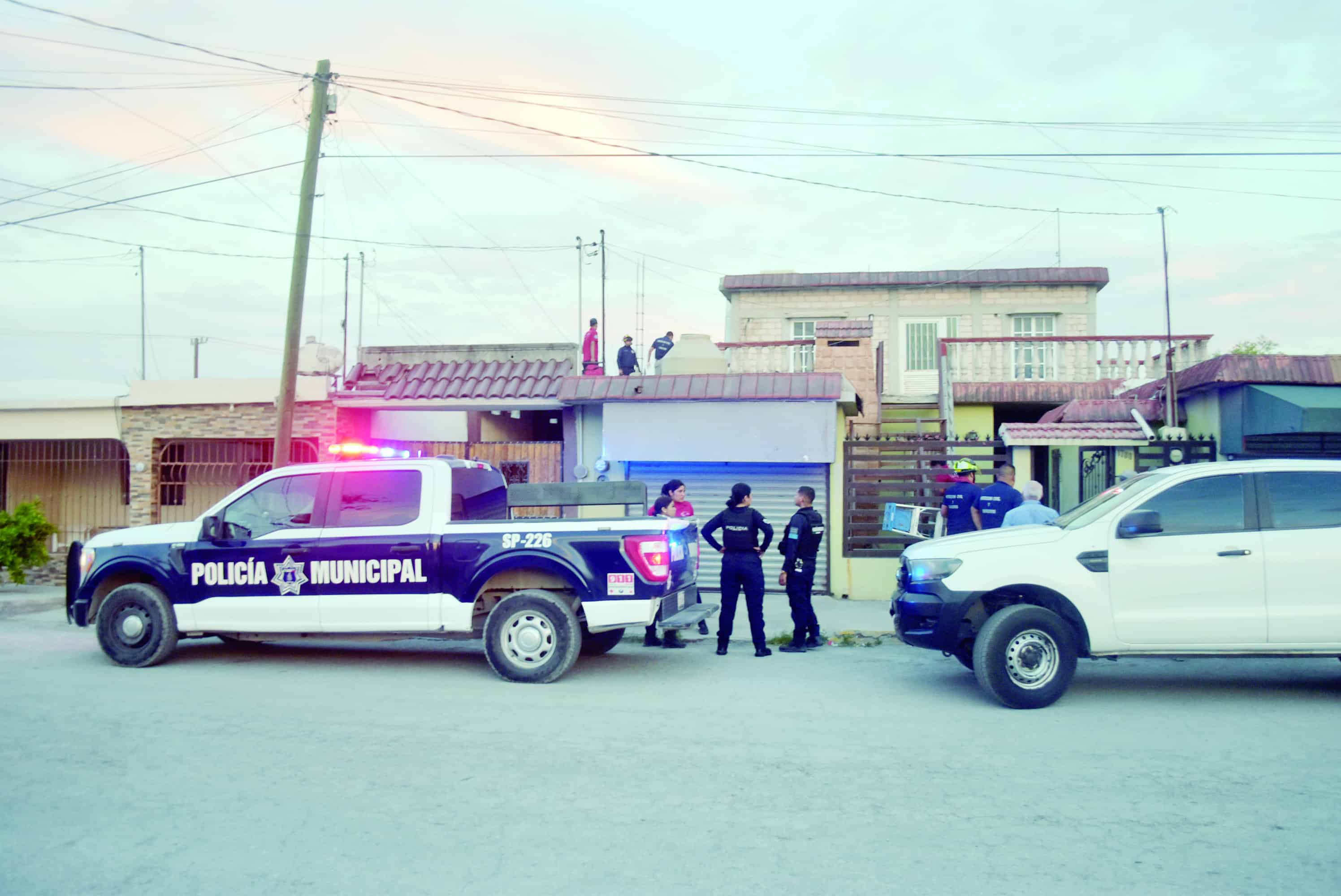 Amaga mujer con lanzarse de azotea