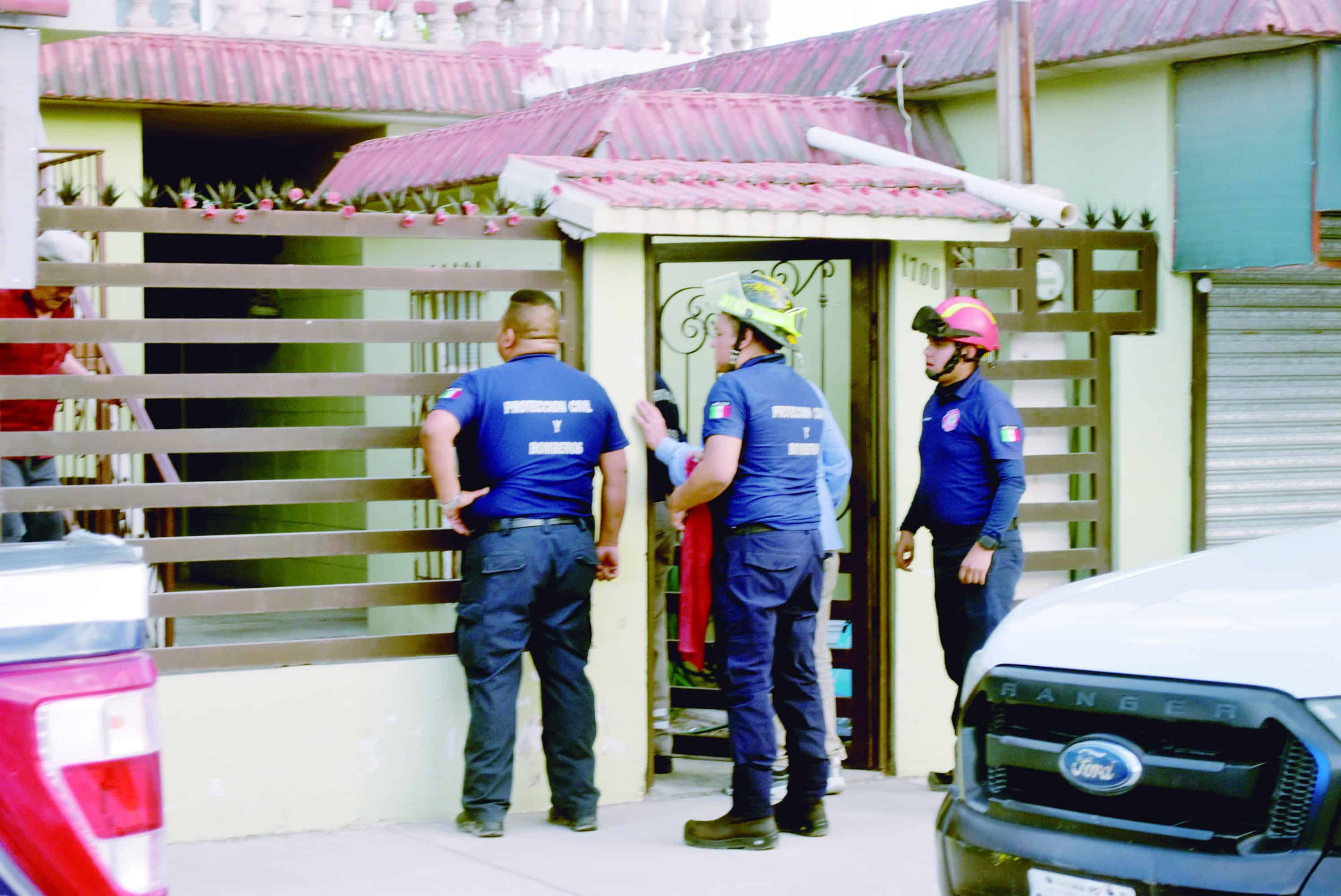 Amaga mujer con lanzarse de azotea