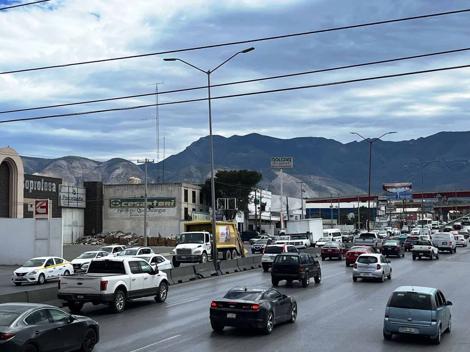 Instalan postes en el deprimido del "Sarape"