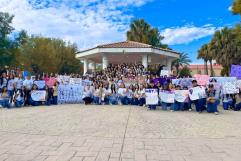 Marchan estudiantes por el Día de la Mujer