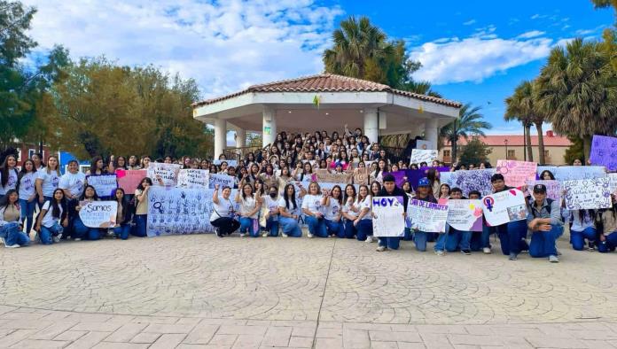 Marchan estudiantes por el Día de la Mujer