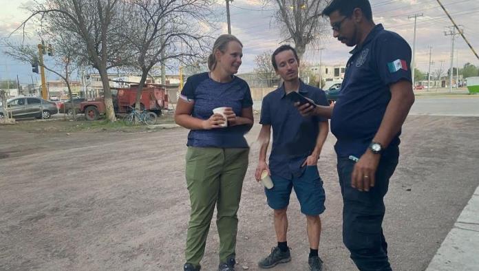 Ofrecen bomberos albergue a pareja de ciclistas franceses