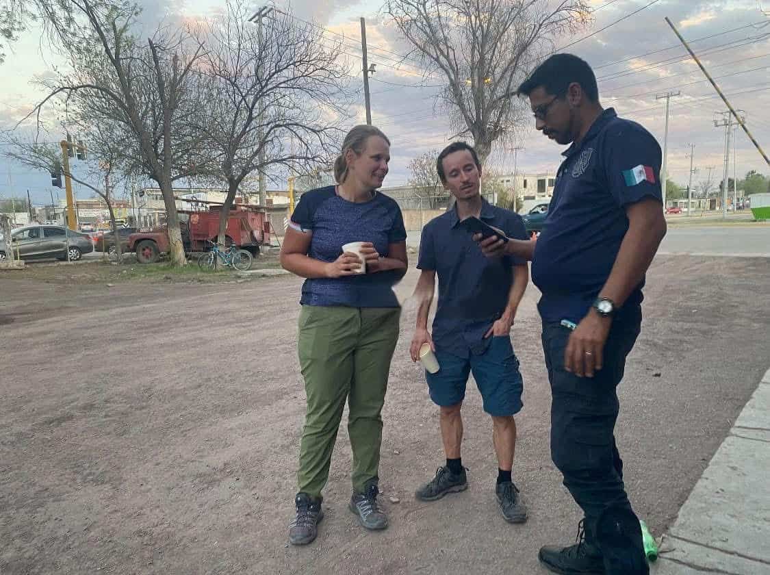 Ofrecen bomberos albergue a pareja de ciclistas franceses