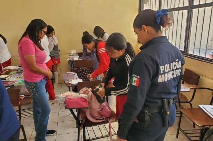 Realizan Operativo Mochila en la Secundaria Marcos Benavides de Nava