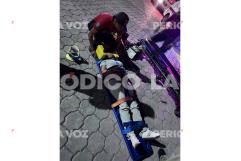 Pareja derrapa en moto  y cae a la plaza Lagunita 