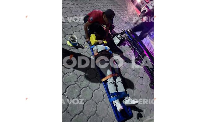 Pareja derrapa en moto  y cae a la plaza Lagunita 