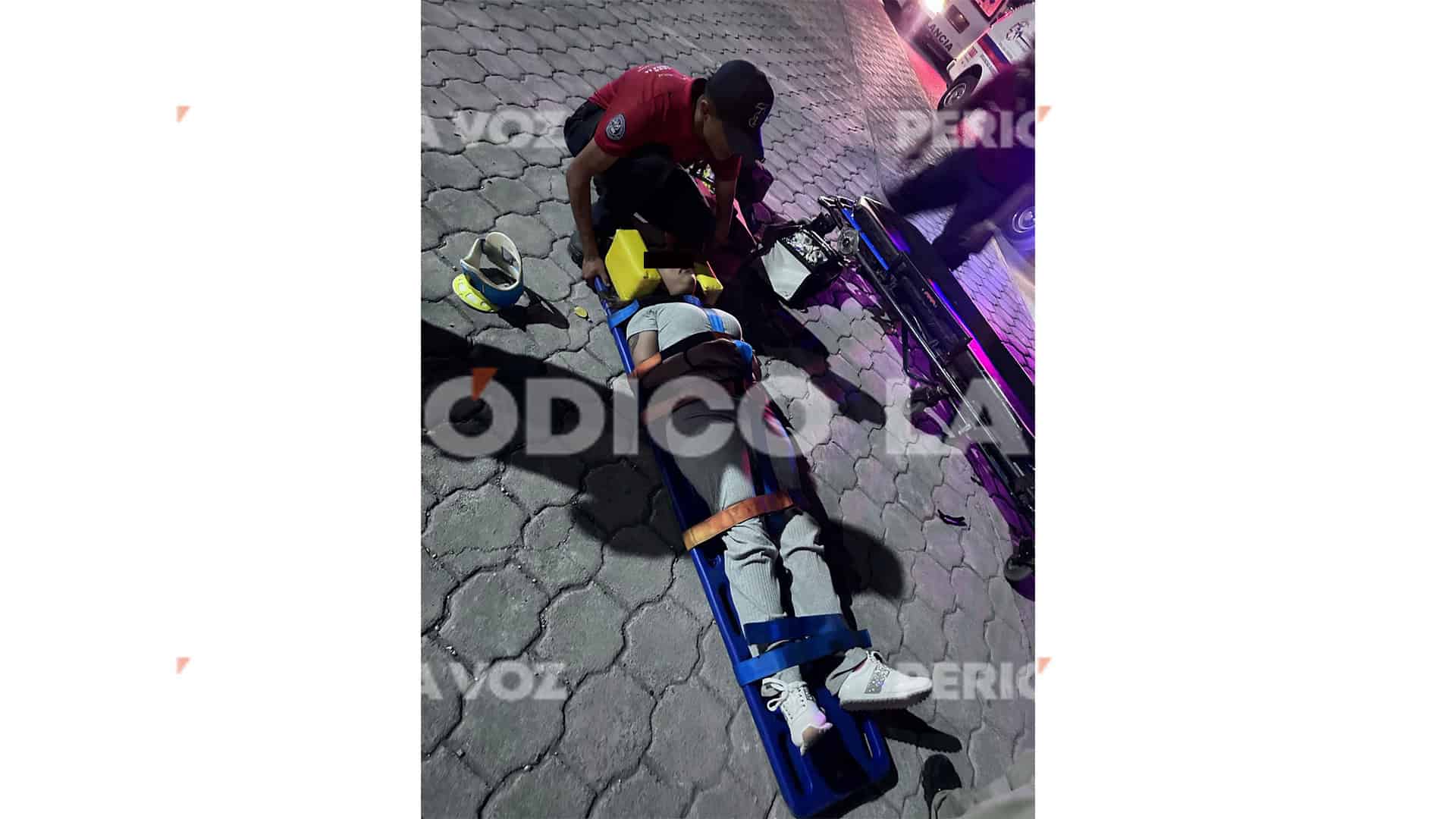 Pareja derrapa en moto  y cae a la plaza Lagunita 