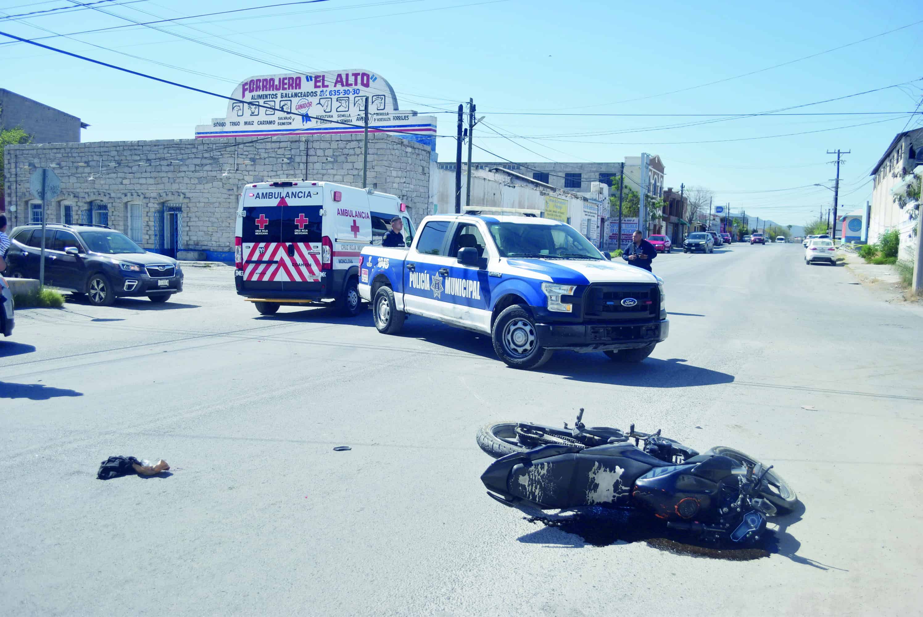 Le rompe pierna a motociclista