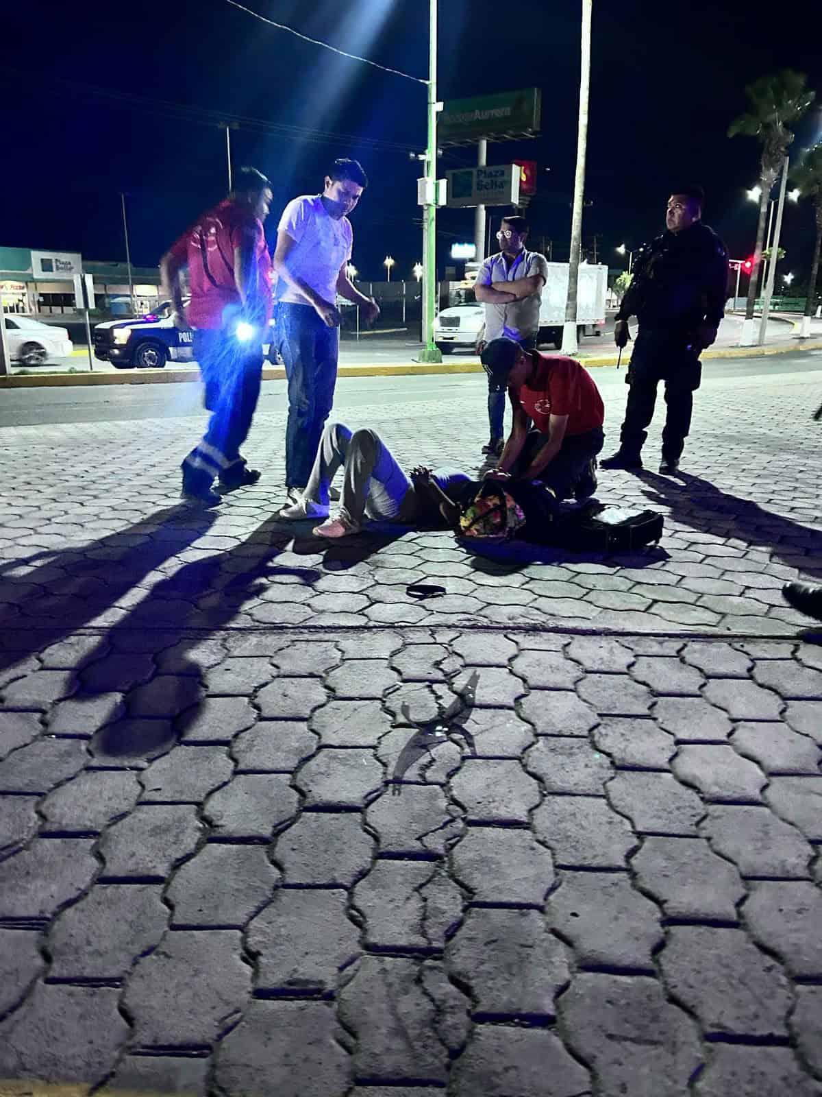 Pareja derrapa en moto  y cae a la plaza Lagunita 