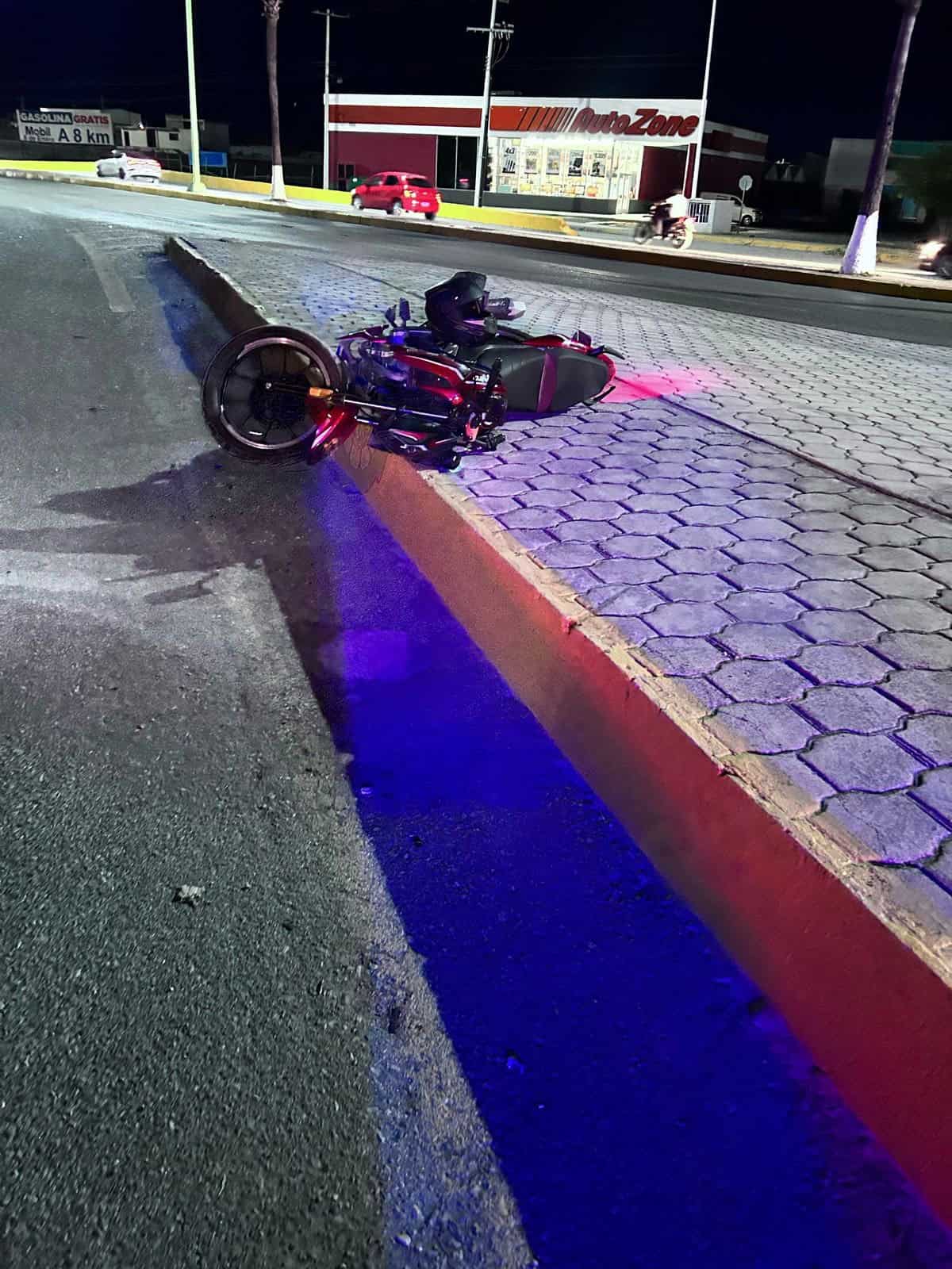 Pareja derrapa en moto  y cae a la plaza Lagunita 