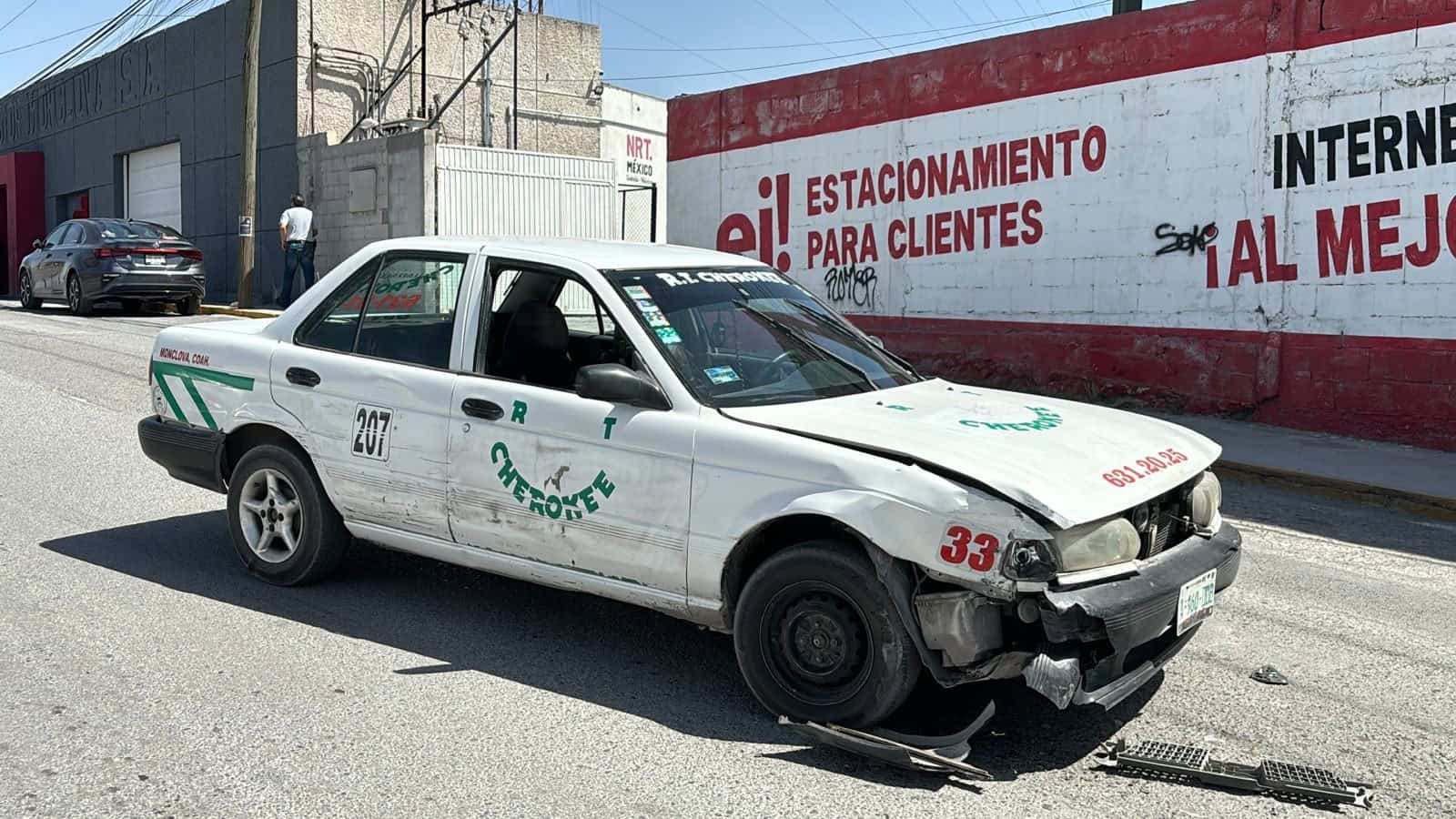 Se le mete a taxista