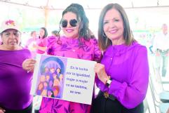 Entrega Yesica presea a mujeres destacadas