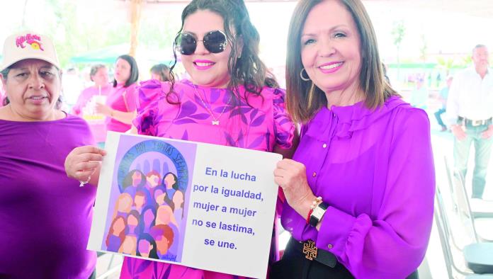 Entrega Yesica presea a mujeres destacadas