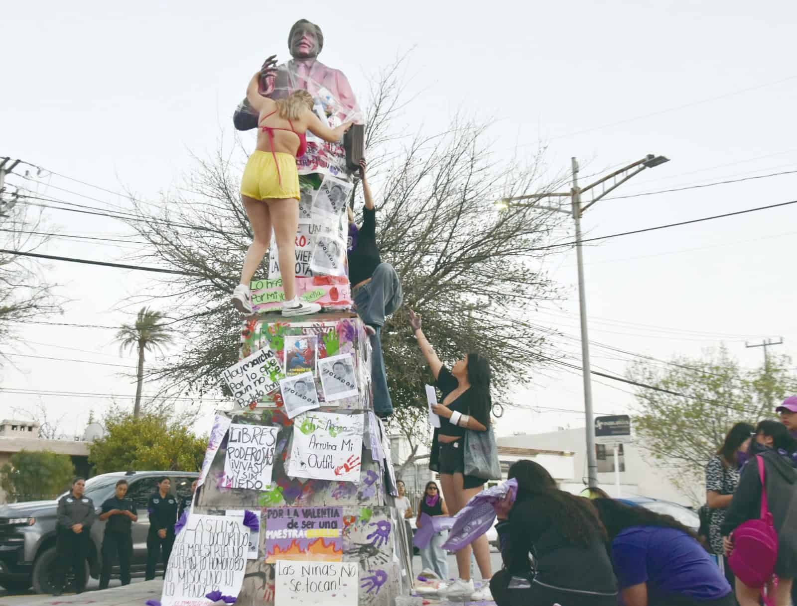 Manifestación del 8M en Monclova termina en actos de vandalismo, incitación a la violencia hacia policías e intentos por coartar la libertad de expresión de reporteras.