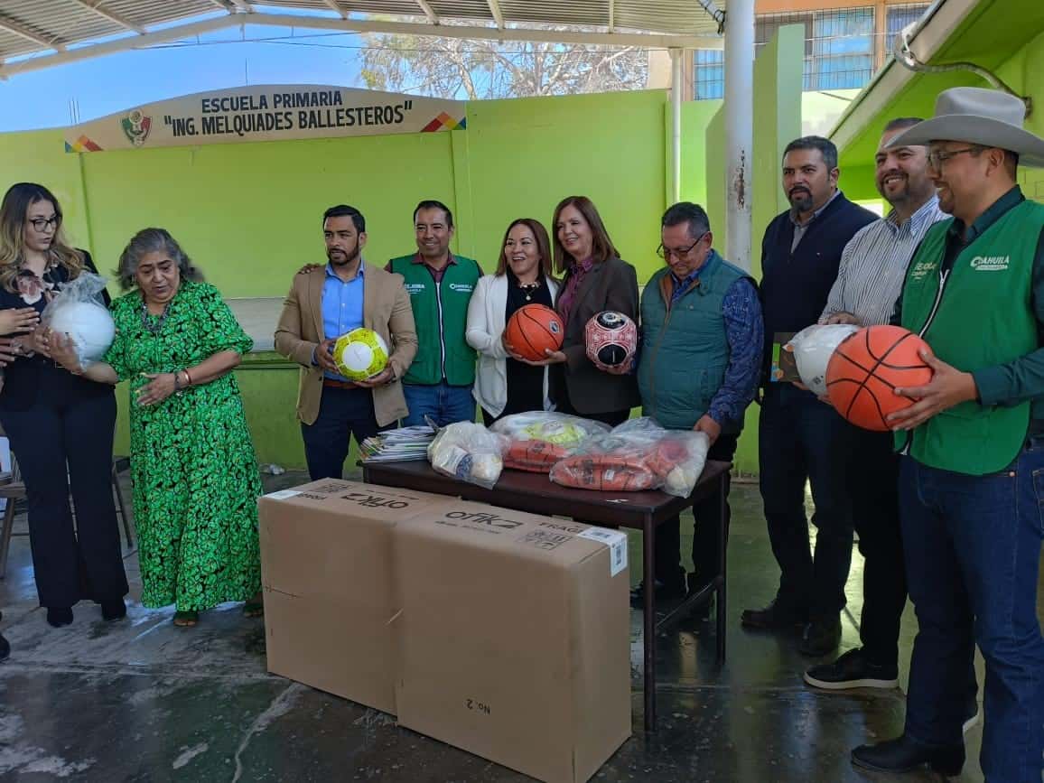 Alumnos de la primaria Melquiades Ballesteros disfrutarán del equipo que se les entregó.