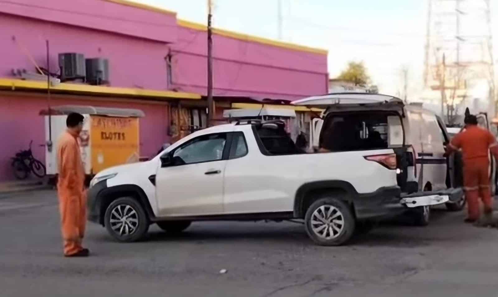 Chocan vehículo de alquiler y otro tipo panel en la esquina de las calles Madero y Reforma en Sabinas.
