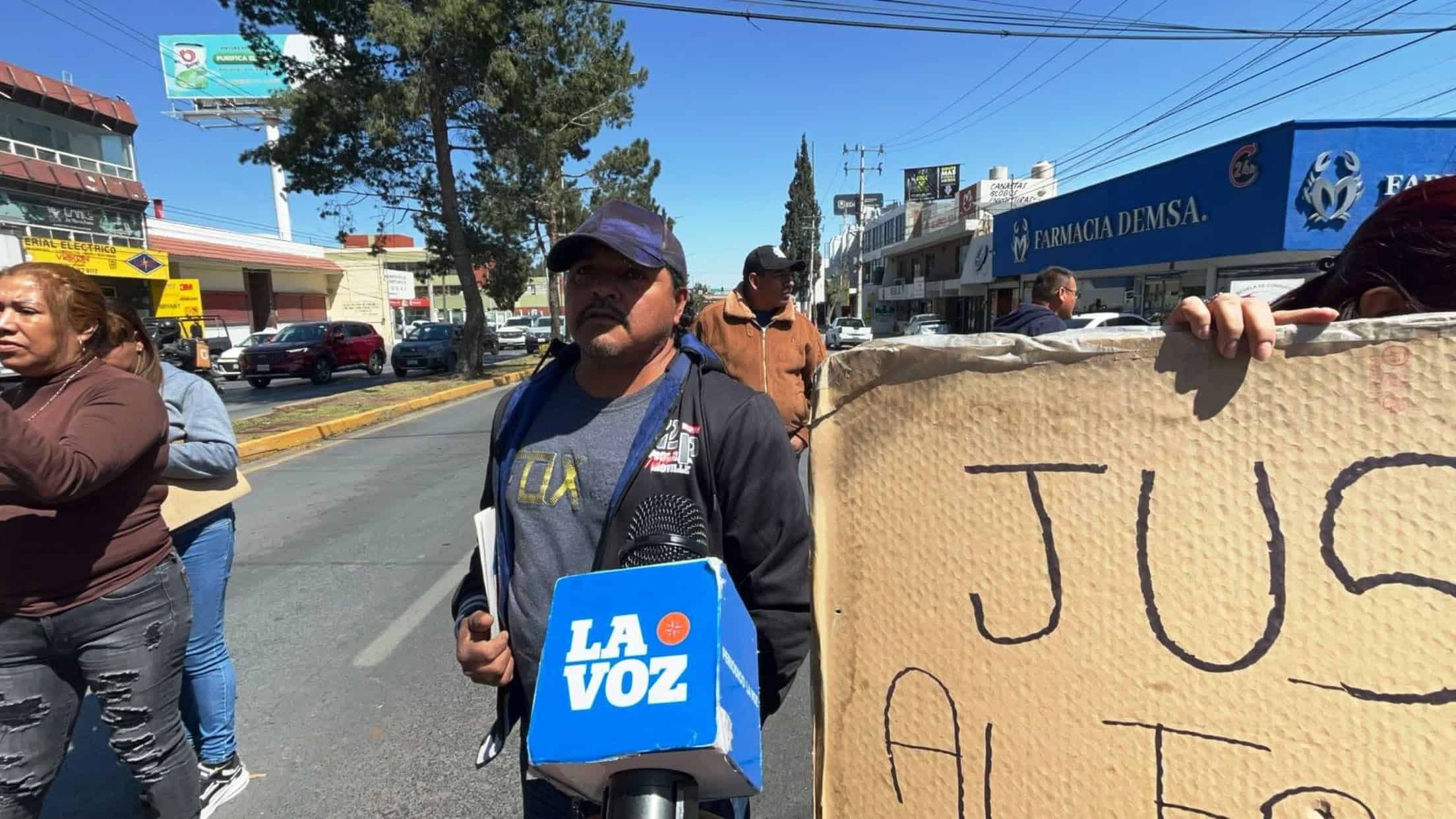 Bloquean manifestantes vialidad en V. Carranza, otra vez