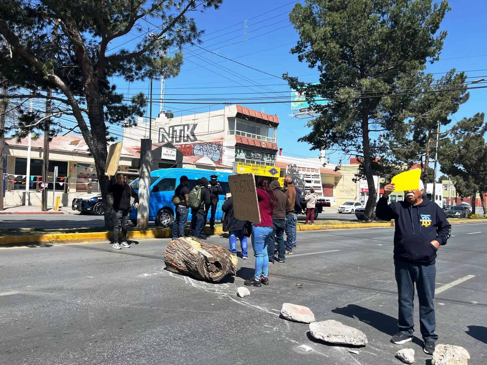 Bloquean manifestantes vialidad en V. Carranza, otra vez