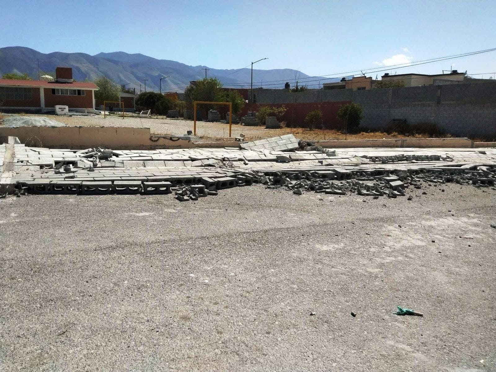 Tumba viento barda en la primaria Francisco Narro Acuña