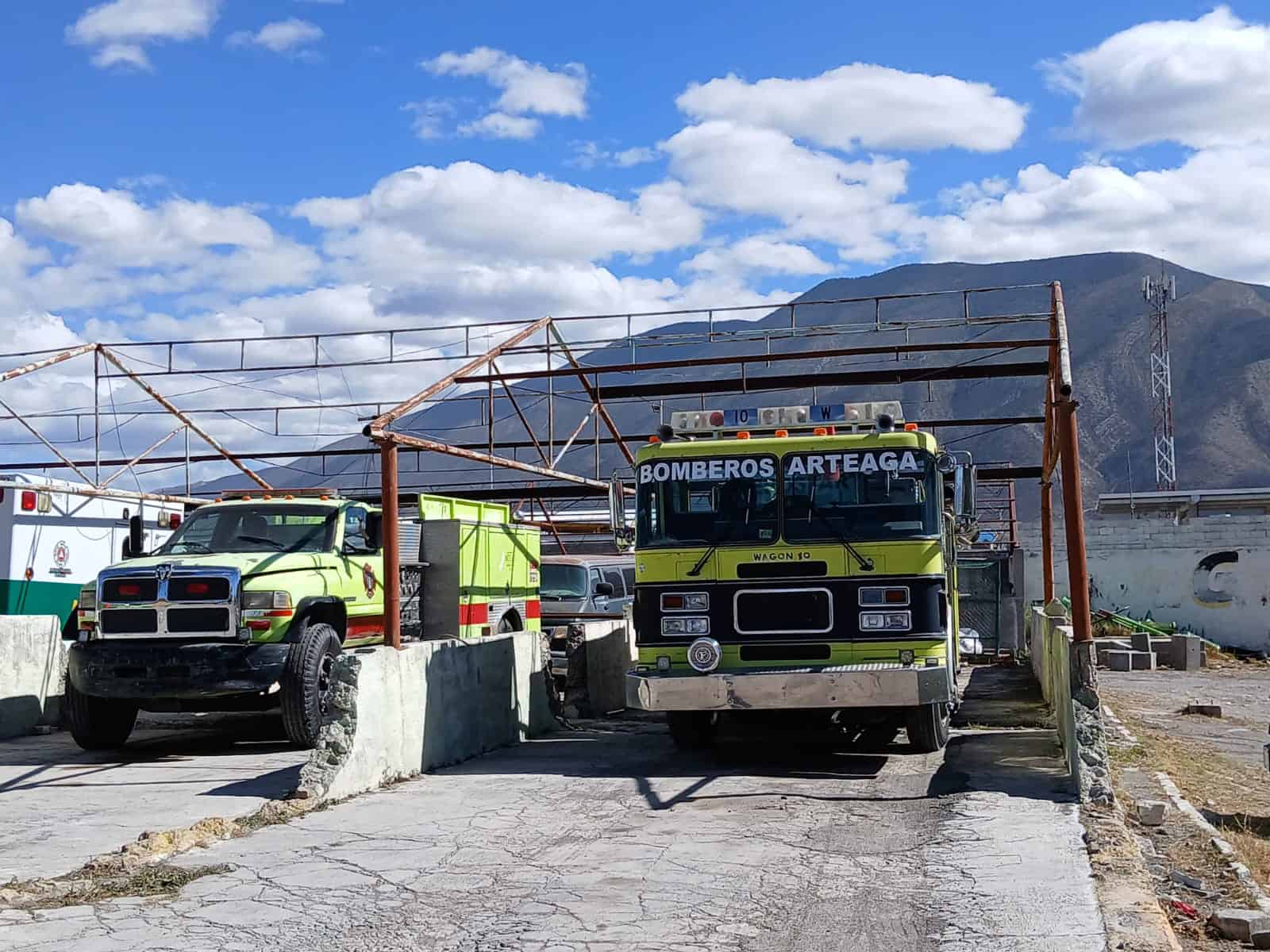 Reconocen contención de incendios