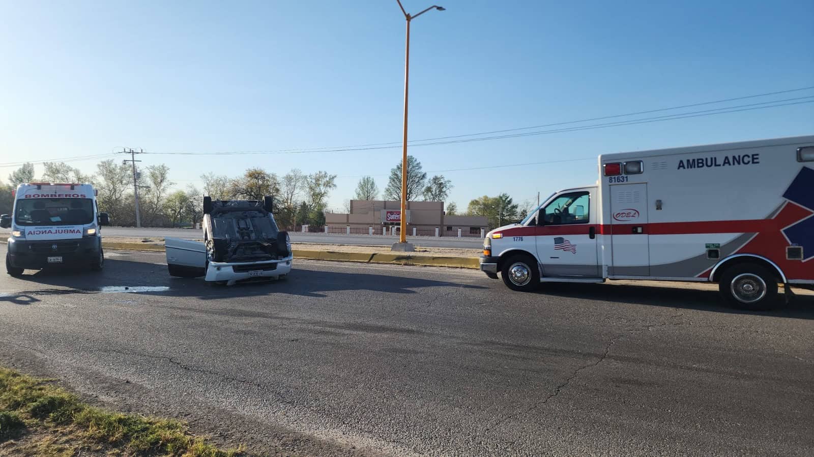 Conductora vuelca en la salida de Morelos hacia Nava