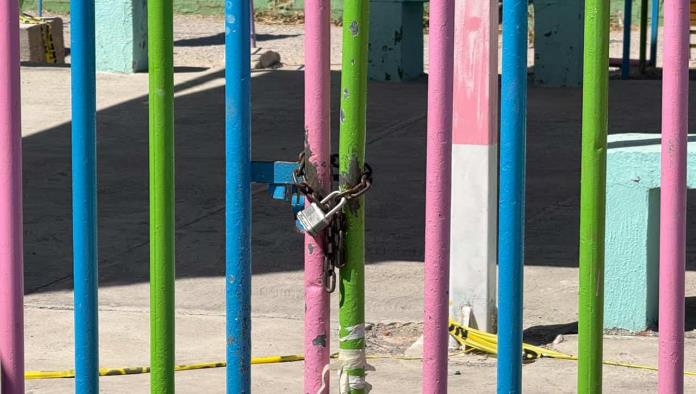 Cierran escuela por riesgo de caerse