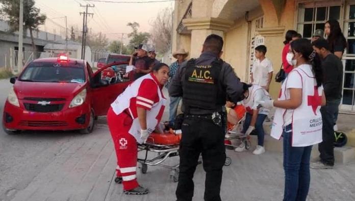 Embiste taxi a 2 niños y su madre