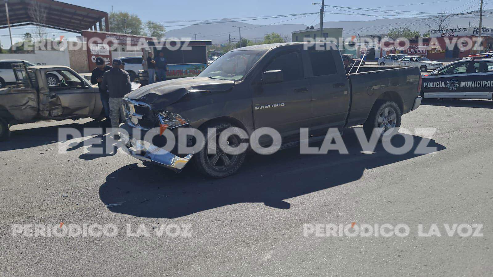 La Ford Ranger terminó con severos daños tras ser embestida por la RAM.