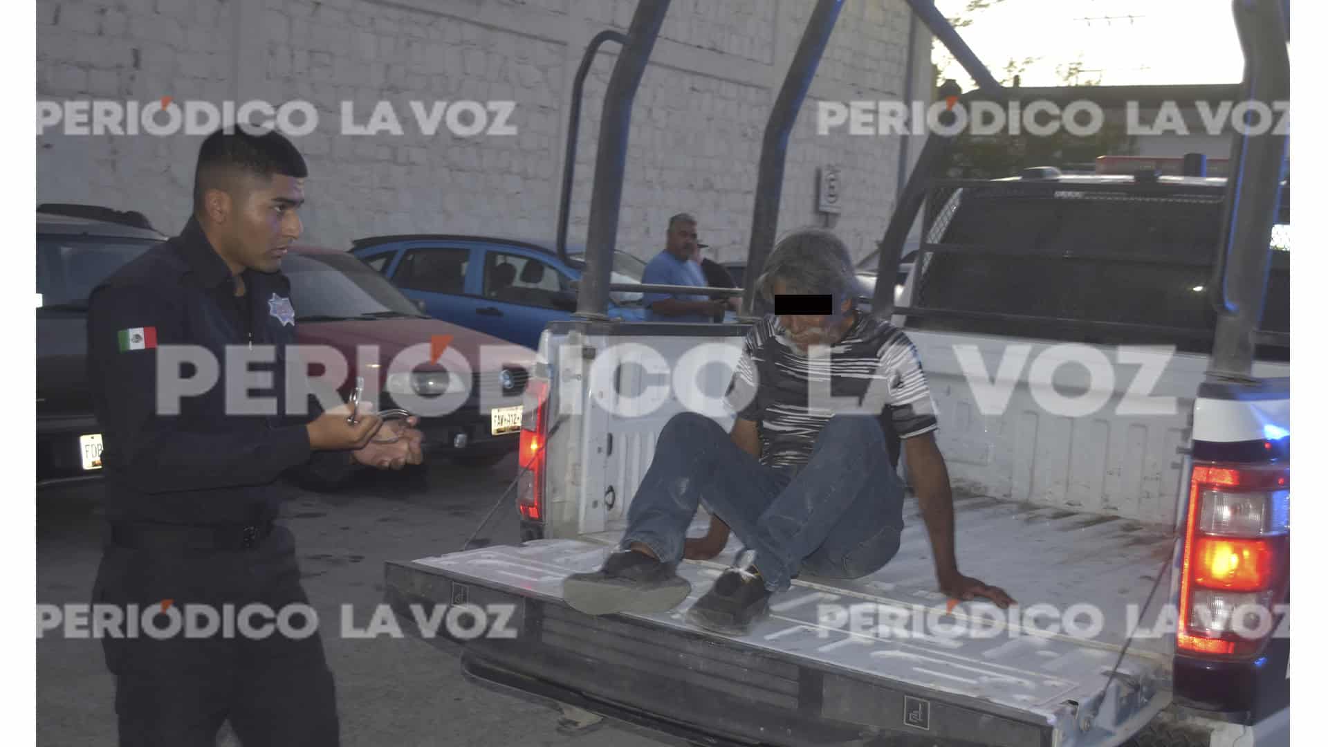 Juan Carlos se atravesaba al paso de los automovilistas sobre el bulevar Pape.